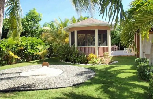 Bodden Town House | Charming studio in fabulous Bodden Town with WiFi, AC