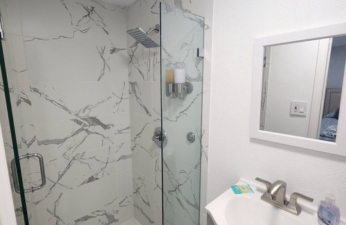 West Park Apartment | Charming studio in wonderful West Park with WiFi, AC