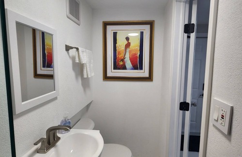 West Park Apartment | Charming studio in wonderful West Park with WiFi, AC