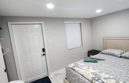 West Park Apartment | Charming studio in wonderful West Park with WiFi, AC