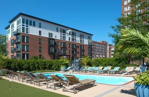 DeBaliviere Place Apartment | Charming Studio King Bed & Pool St Louis
