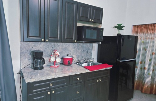 Hialeah Apartment | Charming studio ,no extra fees ,minutes from the airport.