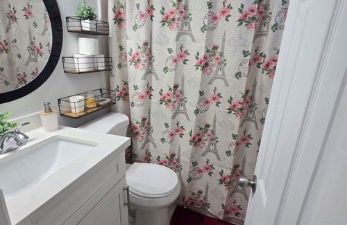 Hialeah Apartment | Charming studio ,no extra fees ,minutes from the airport.