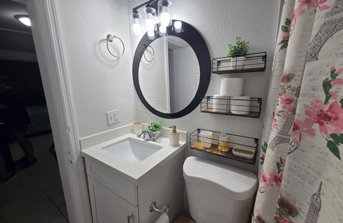 Hialeah Apartment | Charming studio ,no extra fees ,minutes from the airport.