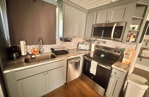 Charleston Apartment | Charming studio on Kanawha Blvd E in Charleston - steps from the state capitol