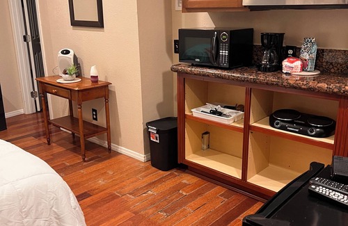 Downtown Riverside House | Charming studio uint in a house -Riverside with WiFi and AC all private gate