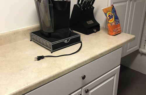 Oakmont Apartment | Charming studio with AC and WiFi in delightful Oakmont.