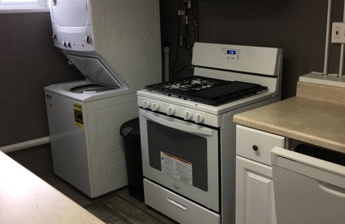 Oakmont Apartment | Charming studio with AC and WiFi in delightful Oakmont.