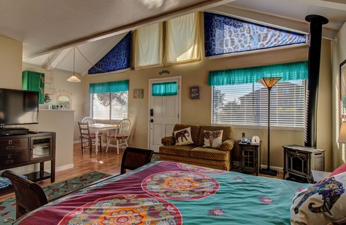 Mendocino House | Charming Studio with WiFi - Walking Distance to Caspar Beach