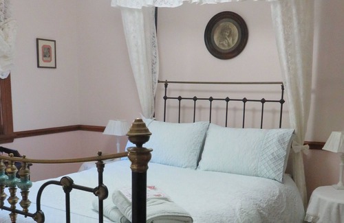 Killcare House | Charming Three bedroom cottage walking distance to the beach