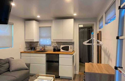 Woodland Hills House | Charming Tiny House 1-bedroom house in amazing garden Los Angeles with WiFi, AC