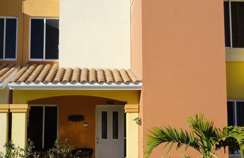 Villa Marina Condo | Charming Townhouse Condo w/Large Pool 2 Blocks from Beach