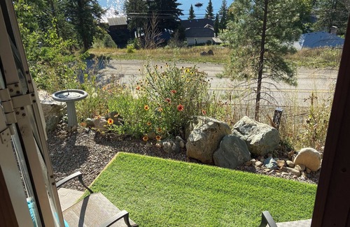 Lee Creek House | Charming Trailer Clean/Cozy Overlooking The Beautiful Shuswap Lake. Min to Beach