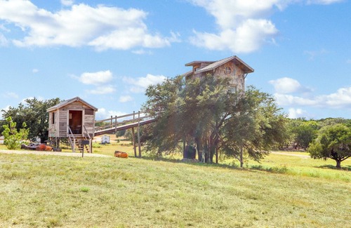 Lampasas Cabin | Charming Treehouse Stay Near Lake & Stargazing