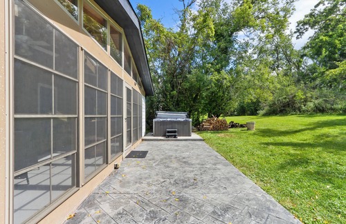 Country Club Estates House | Charming Lake Geneva Getaway 4/2 with Hot Tub