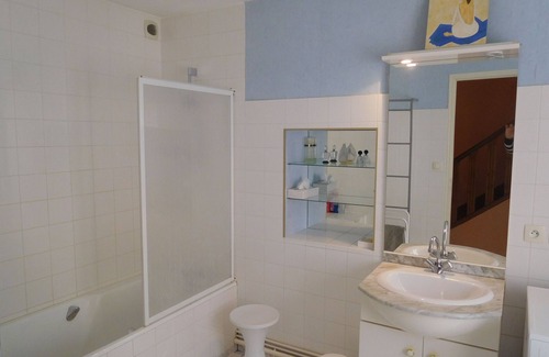 Chateauvillain Cottage | Charming Village Home: Scenic Walks, Close to Attractions, Sleeps 4