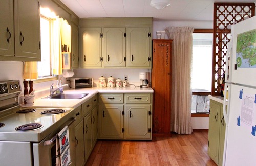 North Port Cottage | Charming Waterfront Summer Cottage on Bay of Quinte (*NEW DOCKS*)