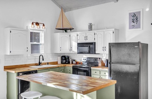 Littleton House | Charming waterfront in a quaint cove. Linens provided. Close to stores & dining.