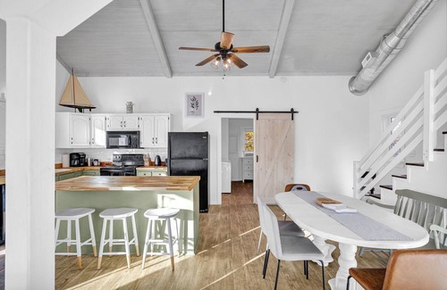 Littleton House | Charming waterfront in a quaint cove. Linens provided. Close to stores & dining.