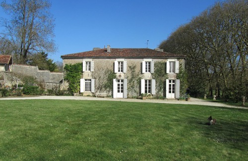 Saint-Savinien House | Charming XVIIIth century mansion with swimming-pool, pool, big parc. Weddings