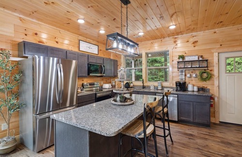 Gatlinburg - Pigeon Forge Cabin | Chasing The Son Cabin 3 Bedroom Cabin by RedAwning