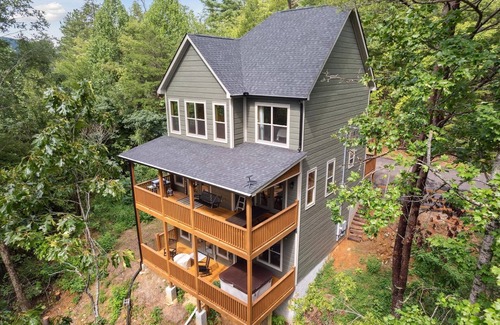 Gatlinburg - Pigeon Forge Cabin | Chasing The Son Cabin 3 Bedroom Cabin by RedAwning