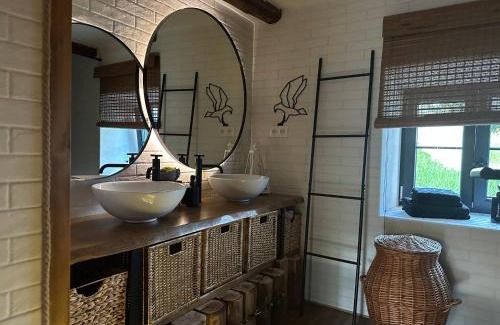 Cerna V Posumavi House | Chata Lipno s vinným sklepem a mechovým interiérem