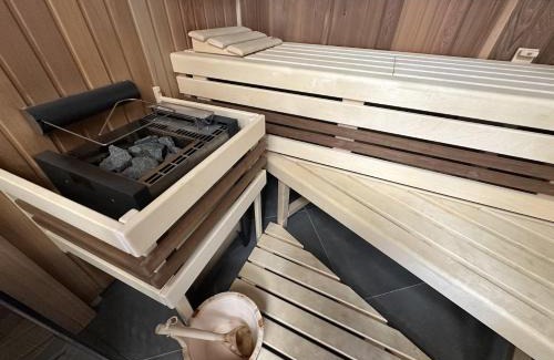 Cerna V Posumavi House | Chata Lipno s vinným sklepem a mechovým interiérem