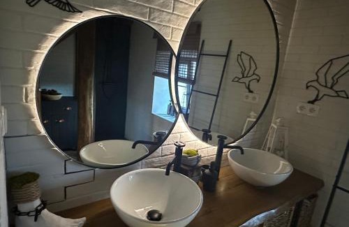 Cerna V Posumavi House | Chata Lipno s vinným sklepem a mechovým interiérem