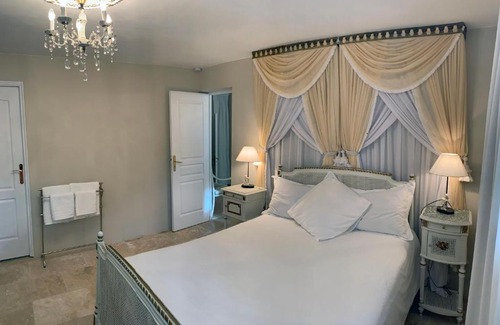 Saint-Christoly-de-Blaye Apartment | Chateau Bavolier