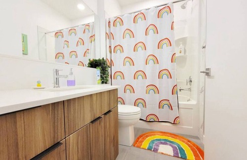 West Edmonton House | Chateau Rainbow - 2 Bedroom/1 Bathroom Suite 5min to DT/UofA - Great for Families