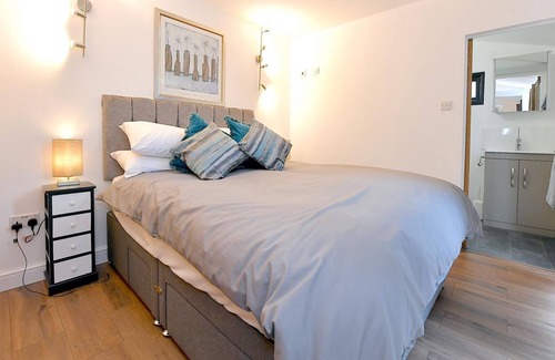 Guildford Cottage | Cheerful 1BD Cottage with Parking Nr Guildford