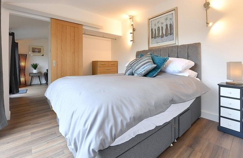 Guildford Cottage | Cheerful 1BD Cottage with Parking Nr Guildford
