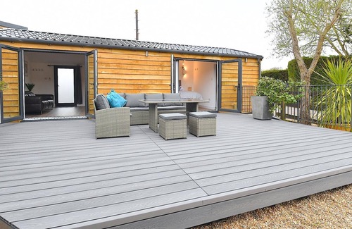 Guildford Cottage | Cheerful 1BD Cottage with Parking Nr Guildford