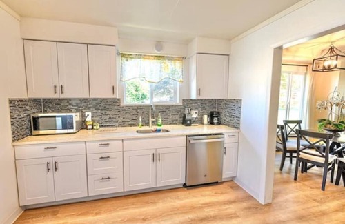 Tillamook House | Cheerful 2 Bedroom, 1.5 Bath, Hot Tub w/Yard Ranch