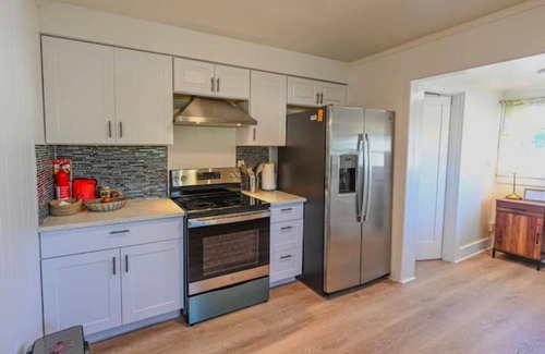 Tillamook House | Cheerful 2 Bedroom, 1.5 Bath, Hot Tub w/Yard Ranch