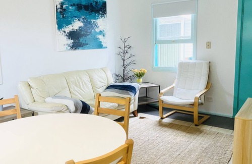 Umina Beach Cottage | Cheerful 2b cottage stroll to beach *dog* friendly