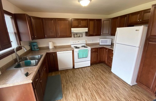 Neenah House | Cheerful 2BR near I41