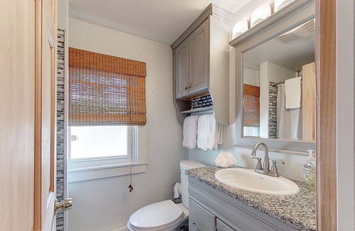 Newport East Cottage | Cheerful 3 Bedroom Cottage easy walk to 2 beaches with off street parking!