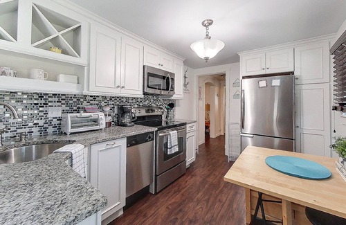 Newport East Cottage | Cheerful 3 Bedroom Cottage easy walk to 2 beaches with off street parking!
