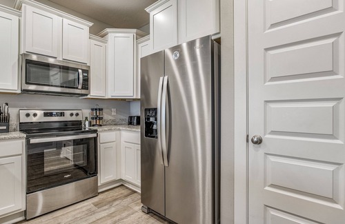 Pine Forest House | Cheerful 3-bedroom Townhouse - Centrally Located