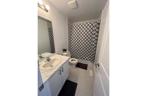 Barrie House | Cheerful 3 Bedroom Townhouse Near Lake Simcoe