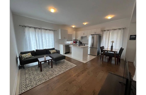 Barrie House | Cheerful 3 Bedroom Townhouse Near Lake Simcoe