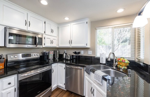 South Natomas House | Cheerful 4BR Home W/Washer & Dryer + Fireplace