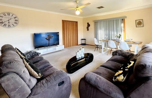 Redhead House | Cheerful beach house at redhead beach