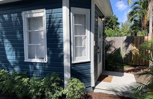 Parrot Cove Cottage | Cheerful Cottage Close to the Beach!