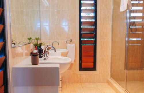 Aroona House | Cheerful family home with stunning views