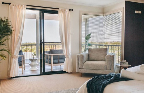 Aroona House | Cheerful family home with stunning views