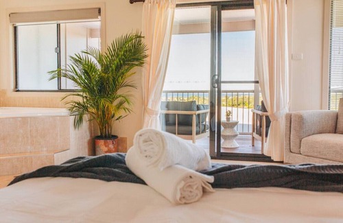 Aroona House | Cheerful family home with stunning views