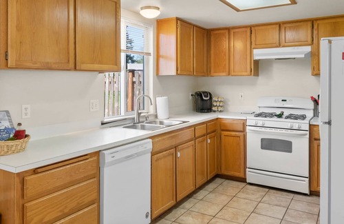Holly House | Cheerful, Large yard, Central!